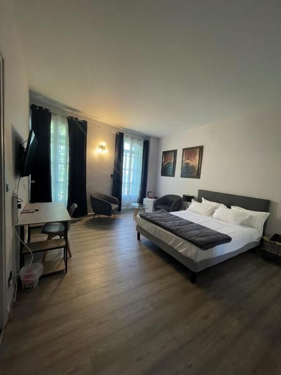 Club Room | Desk, laptop workspace, iron/ironing board, free WiFi