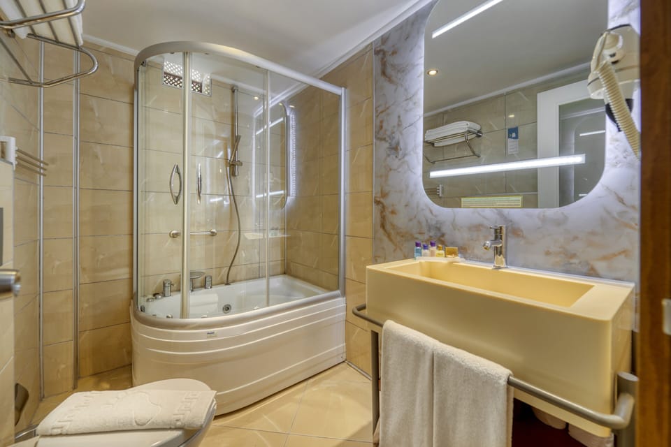 Suit Oda | Bathroom | Shower, eco-friendly toiletries, hair dryer, slippers