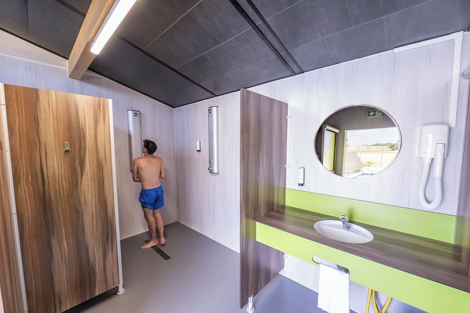 Basic Single Room | Bathroom | Hair dryer, towels, soap, shampoo