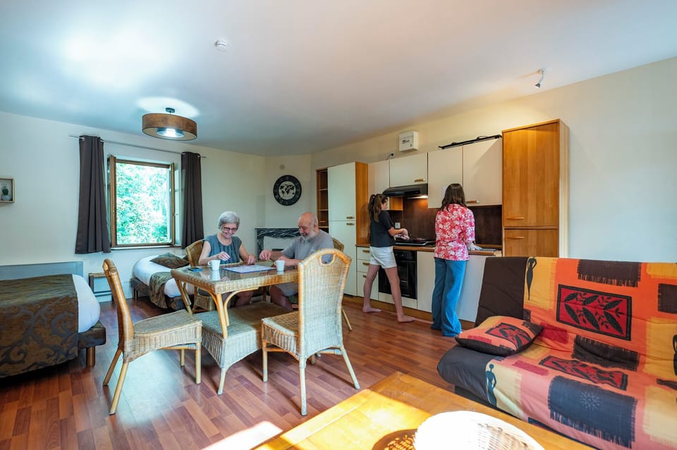 Studio avec Jacuzzi | Private kitchen | Microwave, electric kettle, cleaning supplies