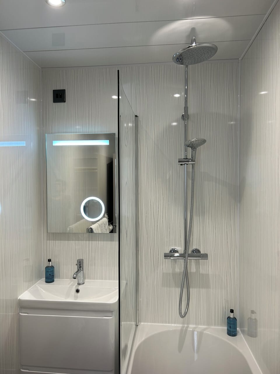 Luxury Superking/Twin En-suite Room | Bathroom | Free toiletries, hair dryer, towels, soap