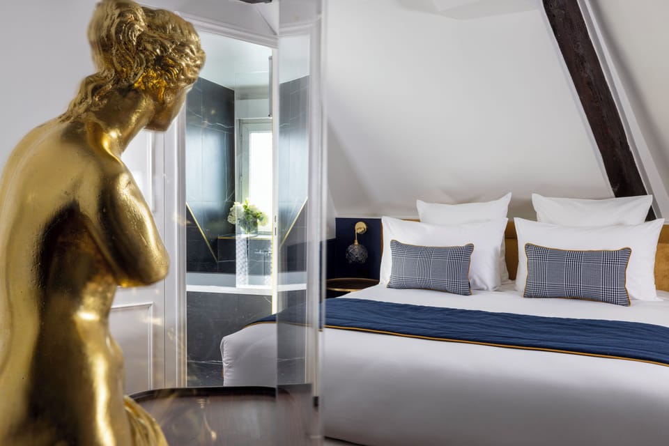 Suite | In-room safe, desk, soundproofing, iron/ironing board