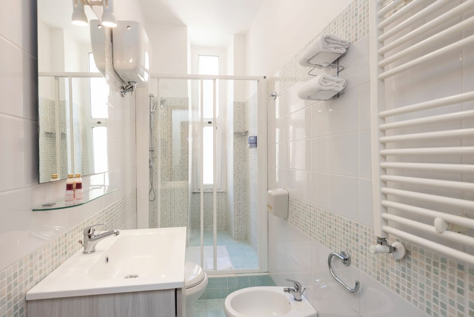 Shower, rainfall showerhead, free toiletries, hair dryer