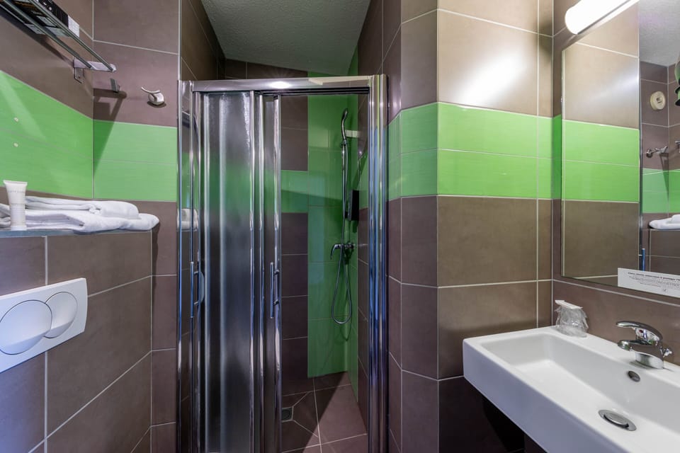 Comfort Room | Bathroom | Deep soaking tub, towels