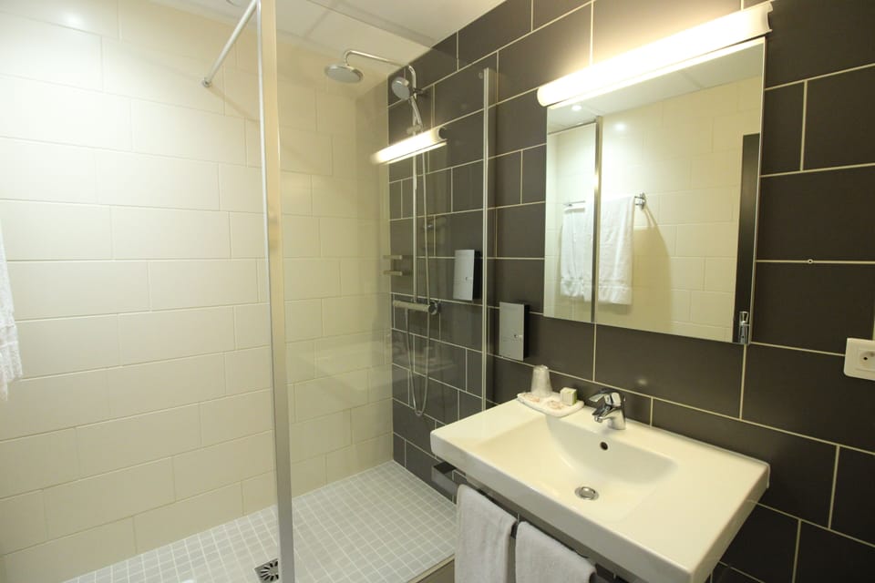  STANDARD TWIN with shower, air-conditioned | Bathroom | Free toiletries, hair dryer, towels