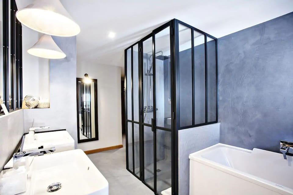 Deluxe Double Room, 1 King Bed | Bathroom | Designer toiletries, hair dryer, bathrobes, slippers