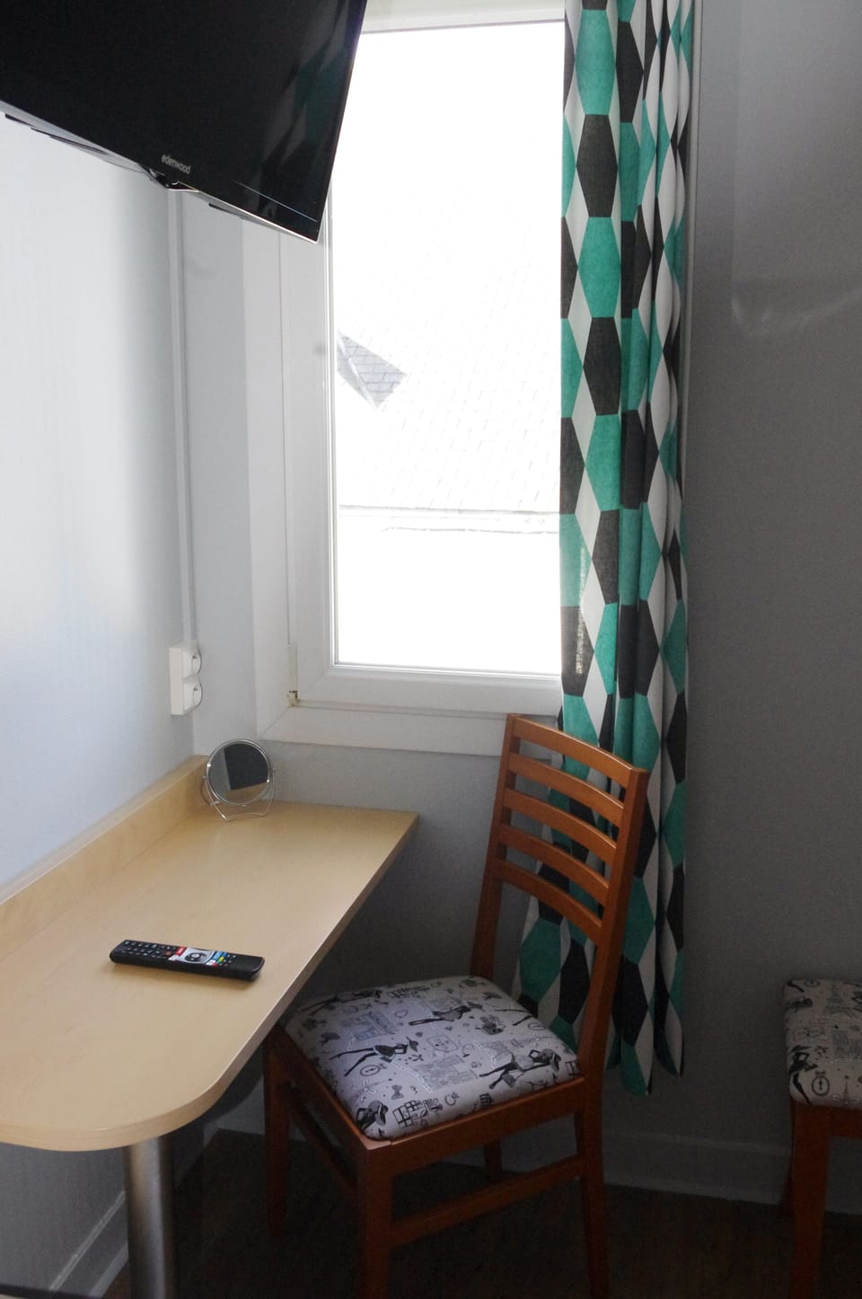 Desk, soundproofing, free cribs/infant beds, free WiFi