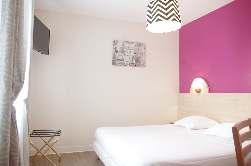 Family Room | Desk, soundproofing, free cribs/infant beds, free WiFi