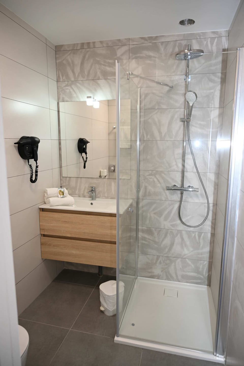 Shower, free toiletries, hair dryer, towels