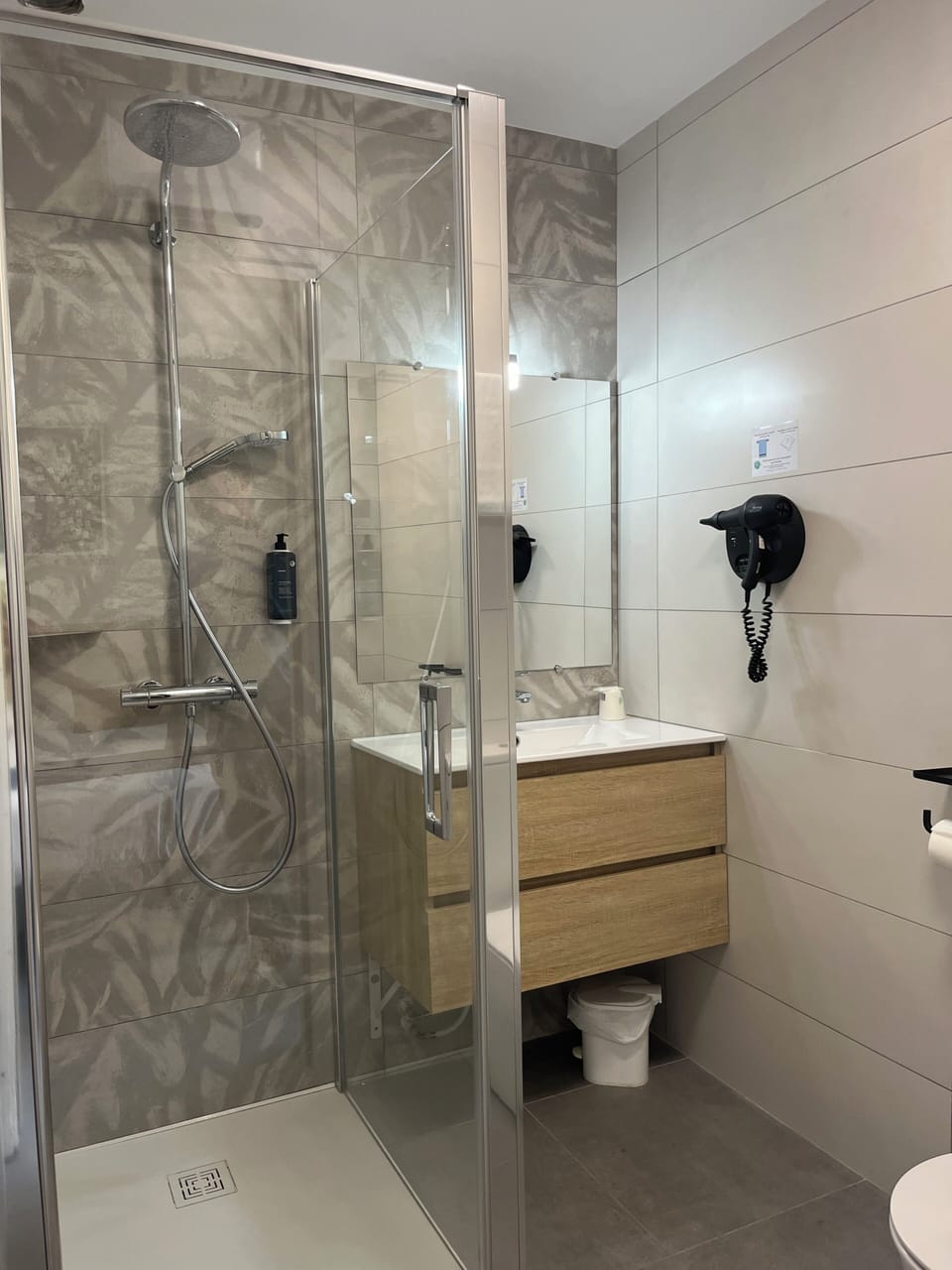 Family Room | Bathroom | Shower, free toiletries, hair dryer, towels