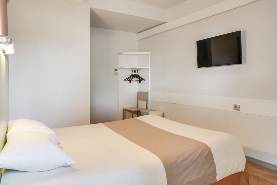 Triple Room | Soundproofing, free cribs/infant beds, free WiFi, bed sheets