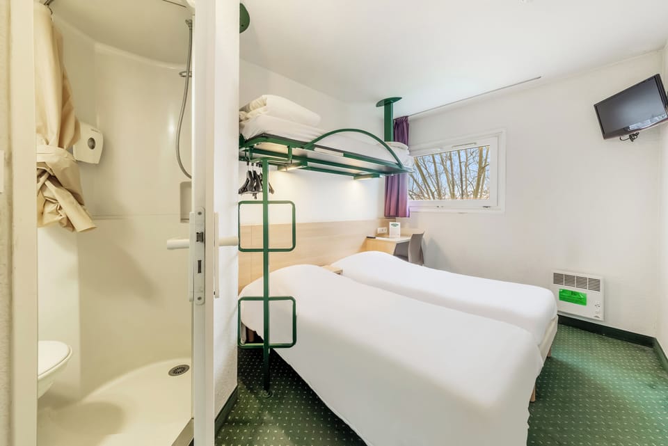 Triple Room | Desk, blackout drapes, free WiFi, bed sheets