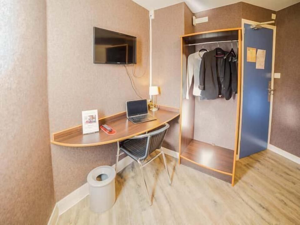 Quadruple Room | Desk, soundproofing, free WiFi, bed sheets