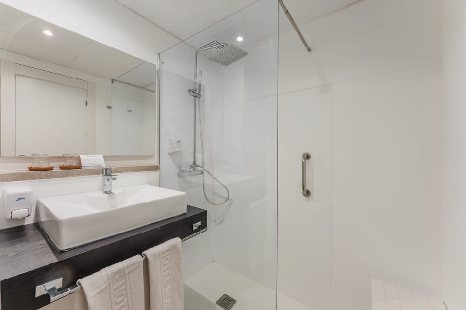 Superior Room, Balcony, Sea View | Bathroom | Free toiletries, hair dryer, towels, soap