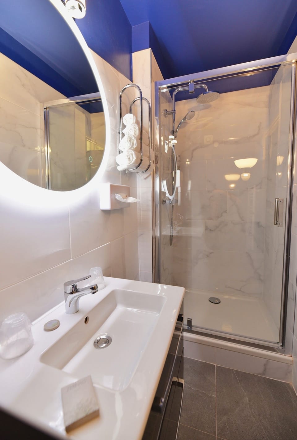 Standard room ground floor | Bathroom | Shower, rainfall showerhead, eco-friendly toiletries, hair dryer