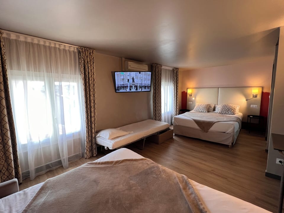 Large Family room | In-room safe, desk, blackout drapes, soundproofing