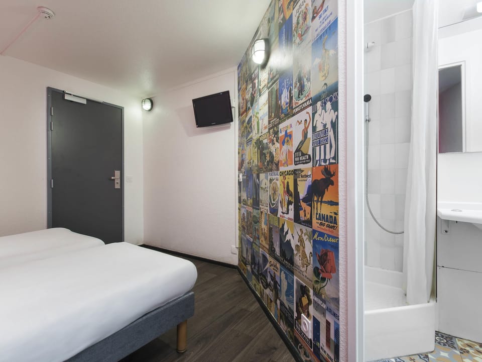 Room, 2 Twin Beds, Private Bathroom (Cabrio) | Blackout drapes, cribs/infant beds, free WiFi, bed sheets