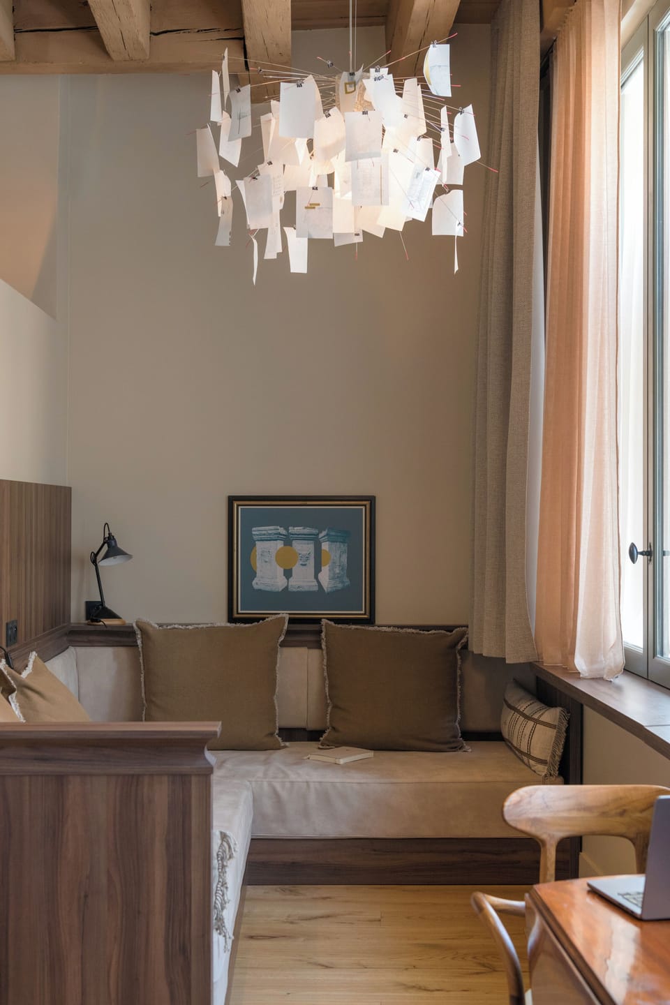 Suite Lumière | Premium bedding, pillowtop beds, individually decorated, desk