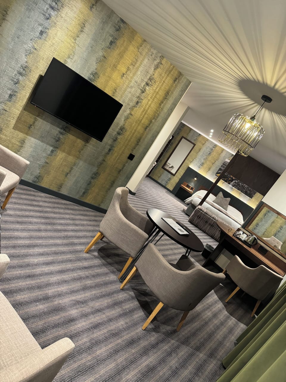 Executive Suite | Desk, free WiFi, bed sheets