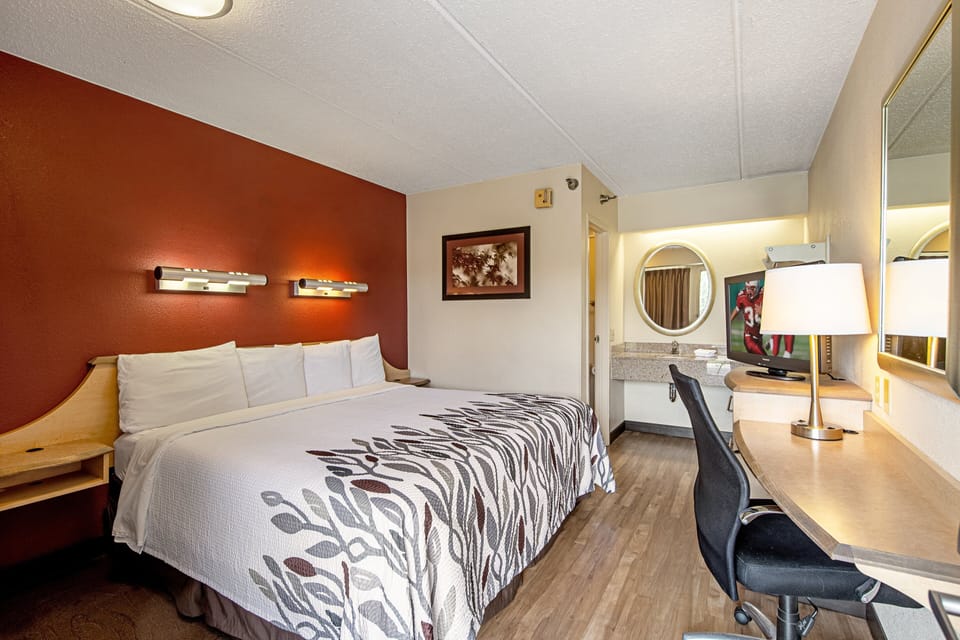 Deluxe Room, 1 King Bed (Smoke Free) | Desk, blackout drapes, free WiFi, bed sheets