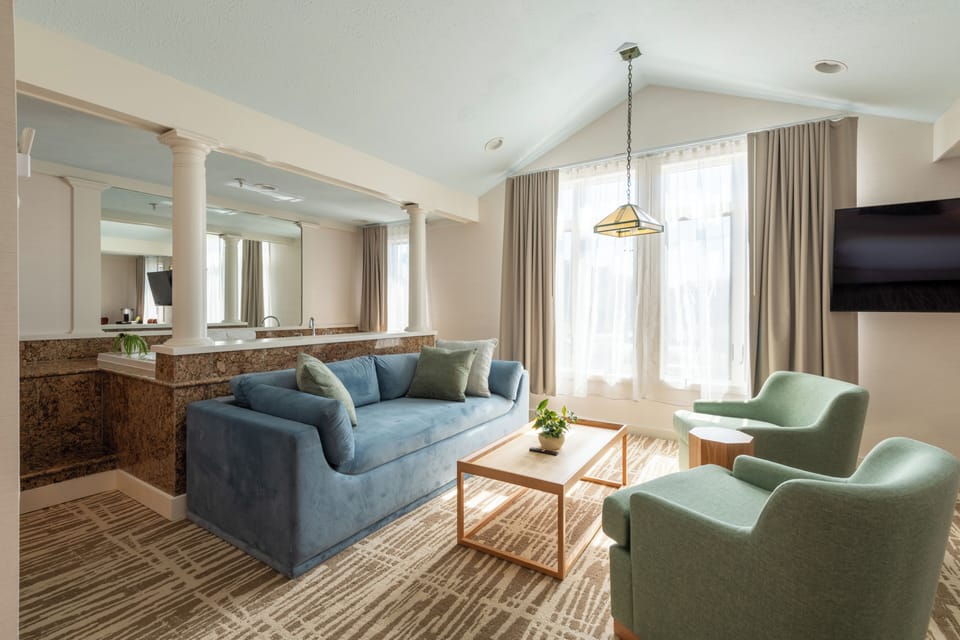 Meadowmere Signature Grand Suite | Hypo-allergenic bedding available, iron/ironing board, WiFi (free)