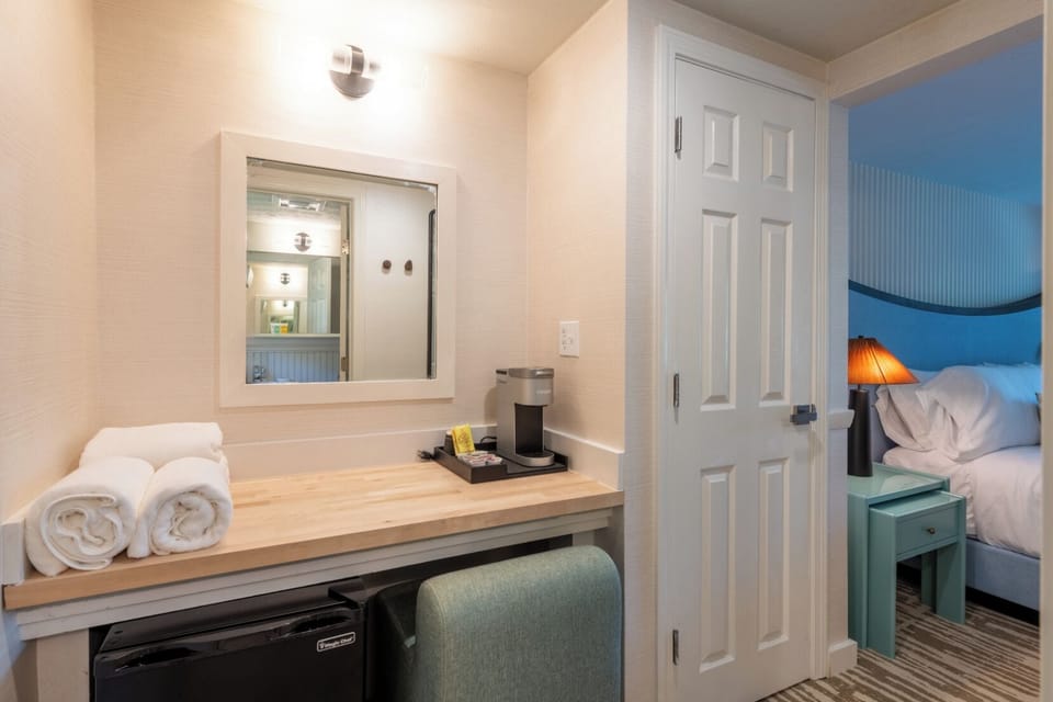 1 King, Seagrass | Bathroom | Free toiletries, hair dryer, towels, soap