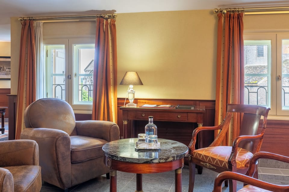 82-cm TV with cable channels