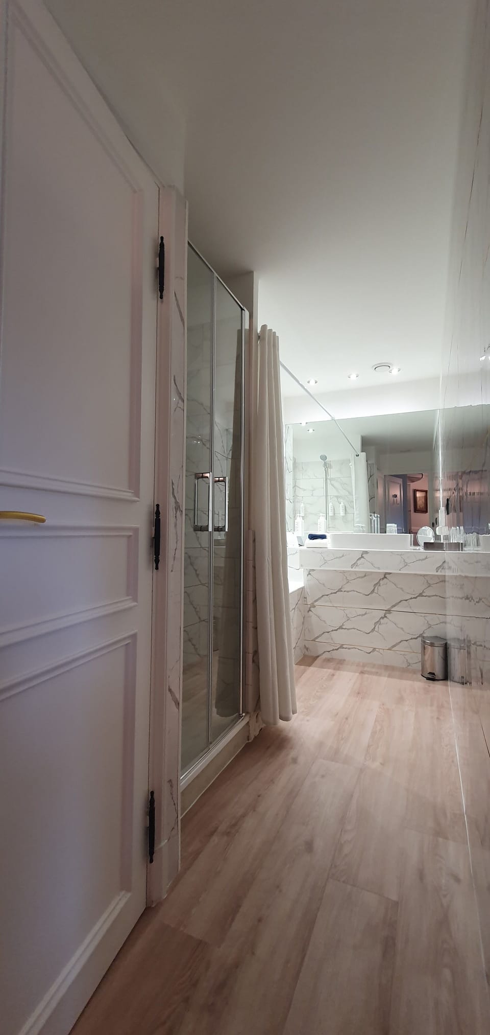 Deluxe Double Room | Bathroom | Free toiletries, hair dryer, bathrobes, slippers