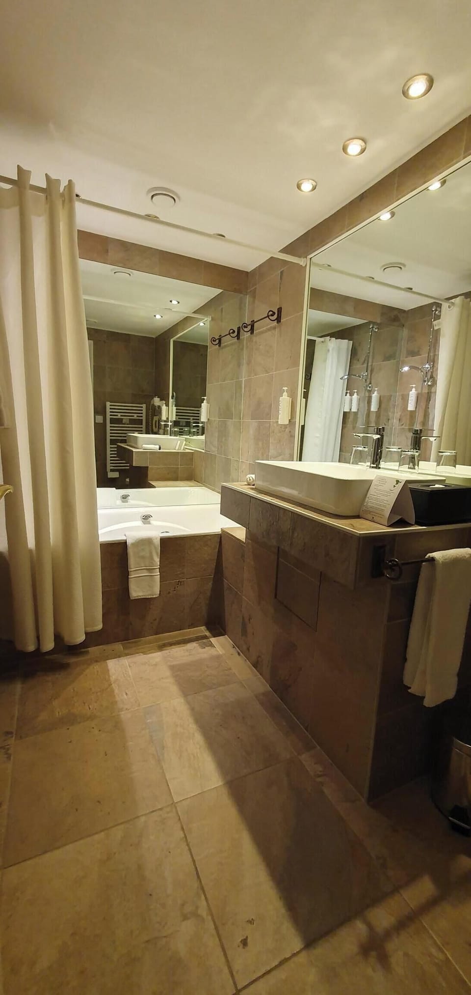 Superior Twin Room | Bathroom | Free toiletries, hair dryer, bathrobes, slippers