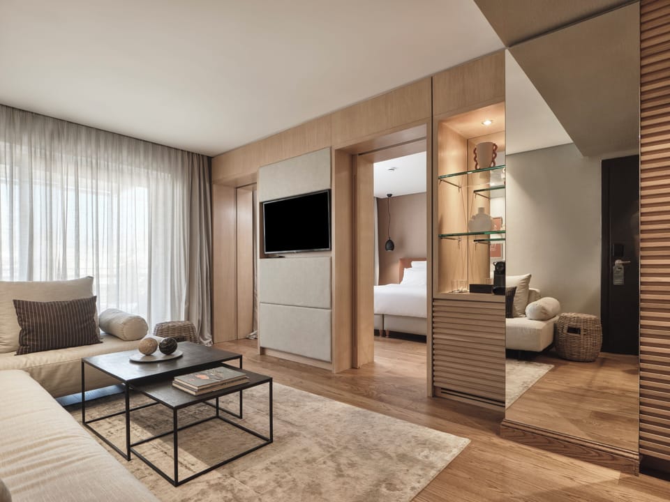 Master Suite | Minibar, in-room safe, blackout drapes, soundproofing