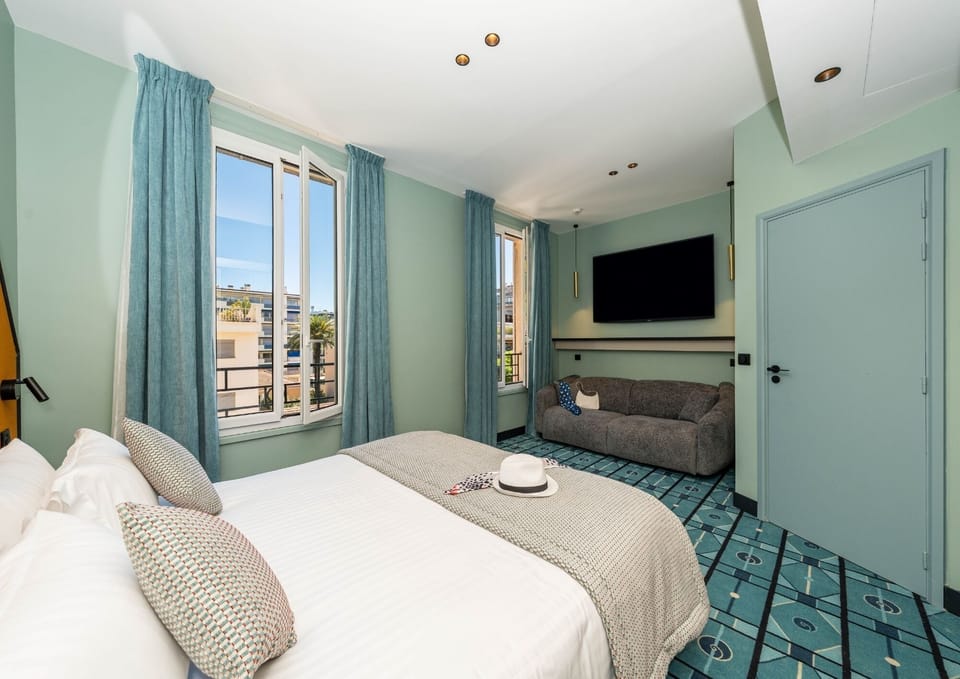 Deluxe Room | In-room safe, desk, soundproofing, free WiFi