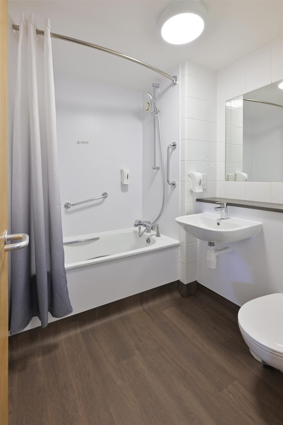 Shower, free toiletries