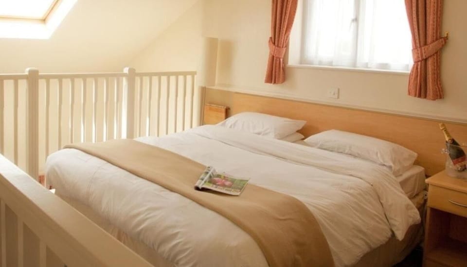 In-room safe, WiFi (free)