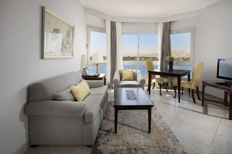 Nile Corner Suite 1 Bedroom, Nile View | In-room safe, desk, bed sheets