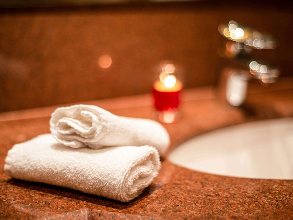 Bathtub, towels