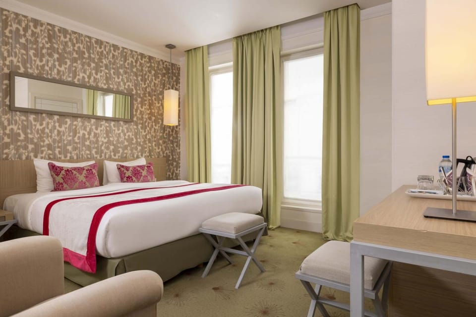 Privilege Room | Minibar, in-room safe, desk, soundproofing