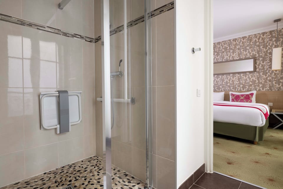 Privilege Room | Accessible bathroom