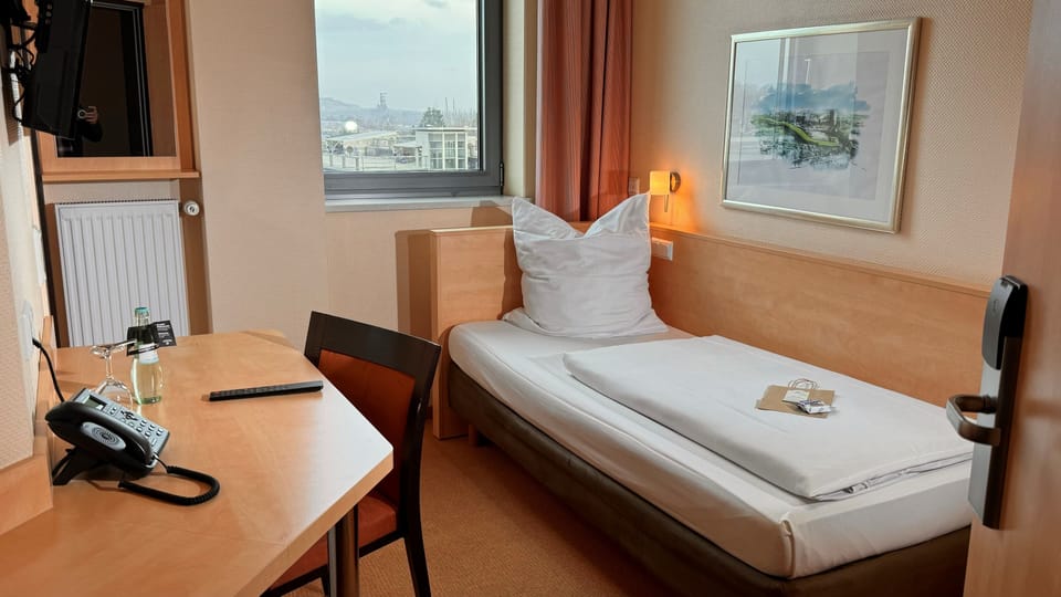 Business Single Room | Desk, soundproofing, free WiFi, bed sheets