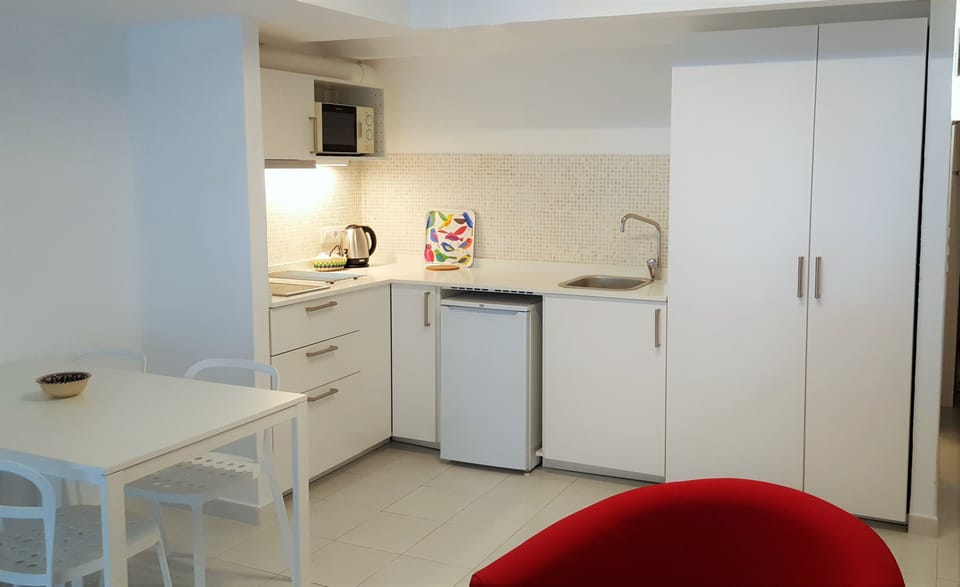 Apartment, Terrace, Garden View | Private kitchen | Electric kettle, toaster, dining tables