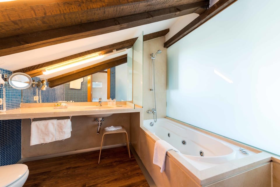 Superior Double or Twin Room | Bathroom | Combined shower/tub, jetted tub, hair dryer, towels