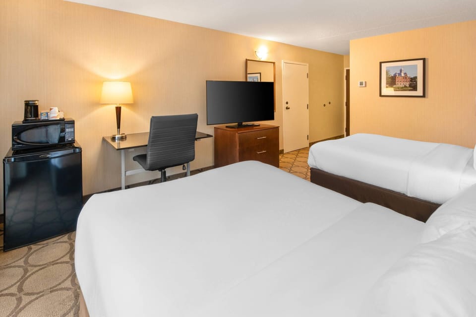 Standard 2 double beds Non-Smoking Ground floor | Premium bedding, pillowtop beds, individually decorated, desk