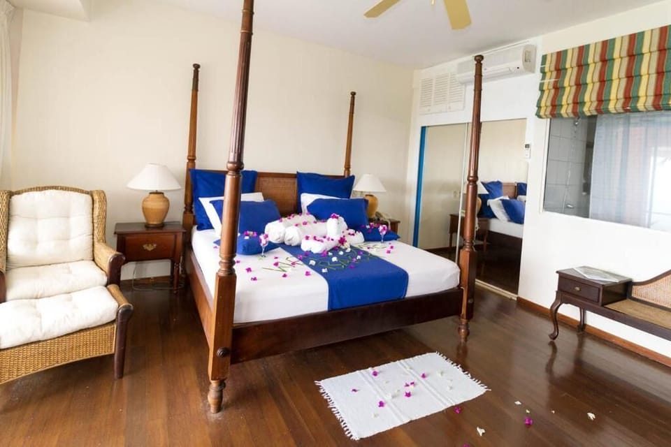 Superior Room, 1 King Bed, Balcony, Ocean View | Premium bedding, minibar, in-room safe, desk