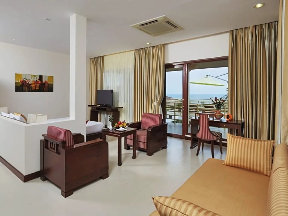 Deluxe Suite | Living area | 32-inch flat-screen TV with cable channels