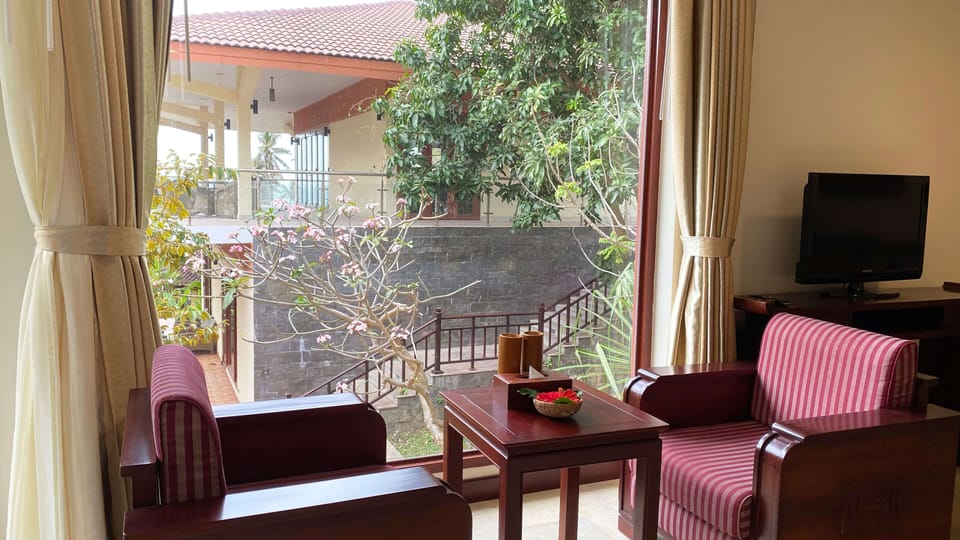 Deluxe Suite | Living area | 32-inch flat-screen TV with cable channels