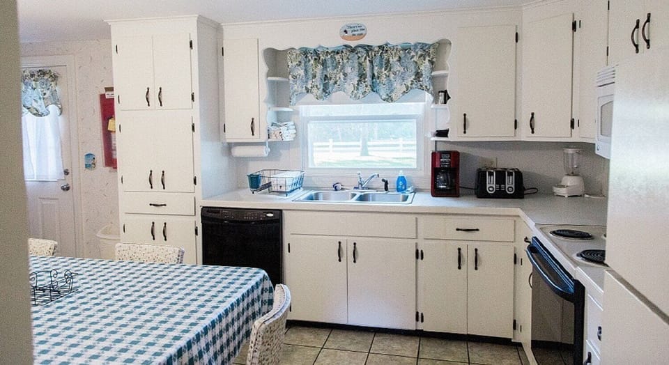 Cottage | Private kitchen | Fridge, microwave, coffee/tea maker