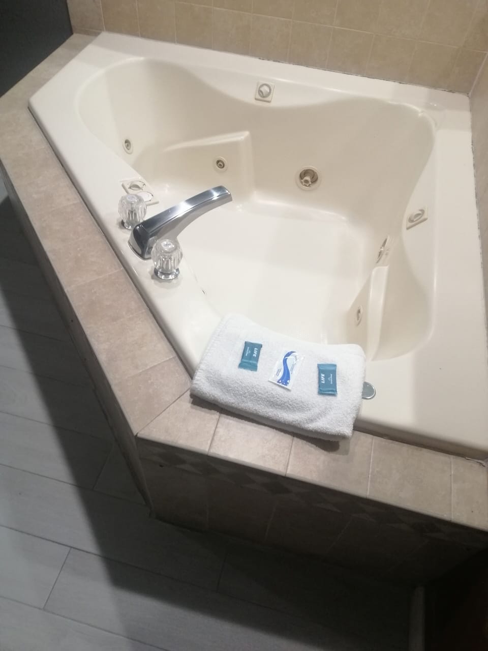 Standard Suite, 1 King Bed, Smoking, Jetted Tub | Desk, free WiFi, bed sheets