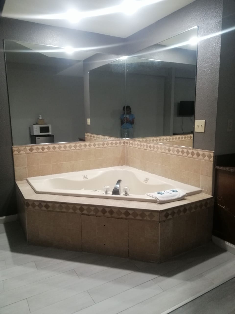 Standard Suite, 1 King Bed, Smoking, Jetted Tub | Desk, free WiFi, bed sheets