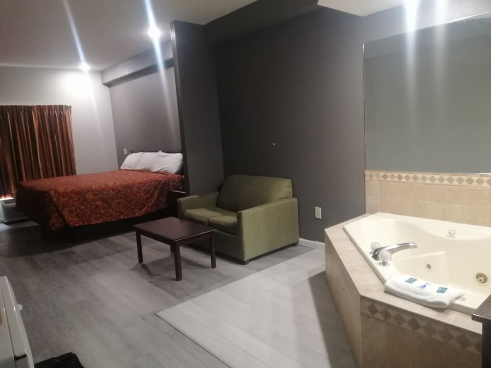 Standard Suite, 1 King Bed, Smoking, Jetted Tub | Desk, free WiFi, bed sheets