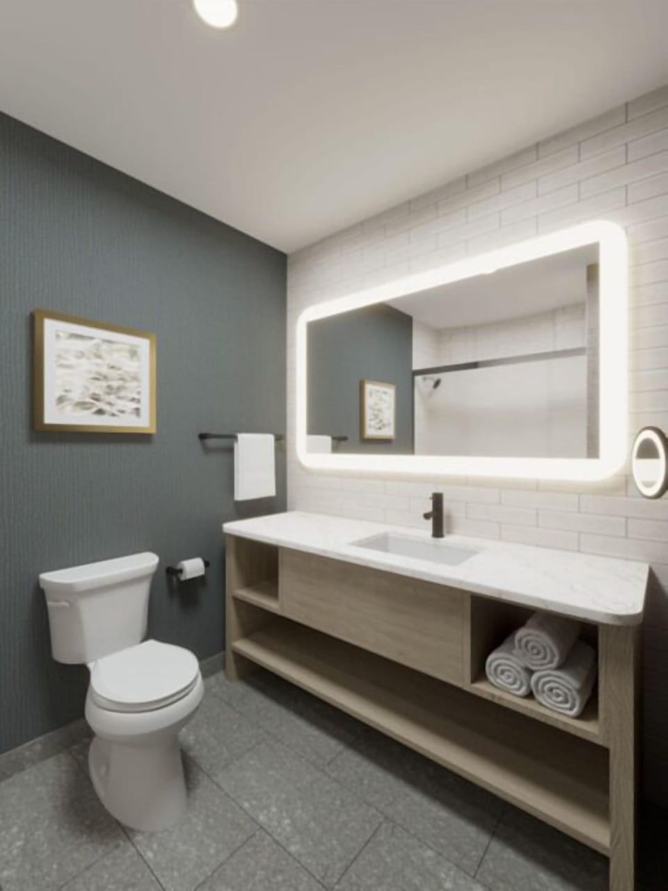 Combined shower/tub, free toiletries, hair dryer, towels