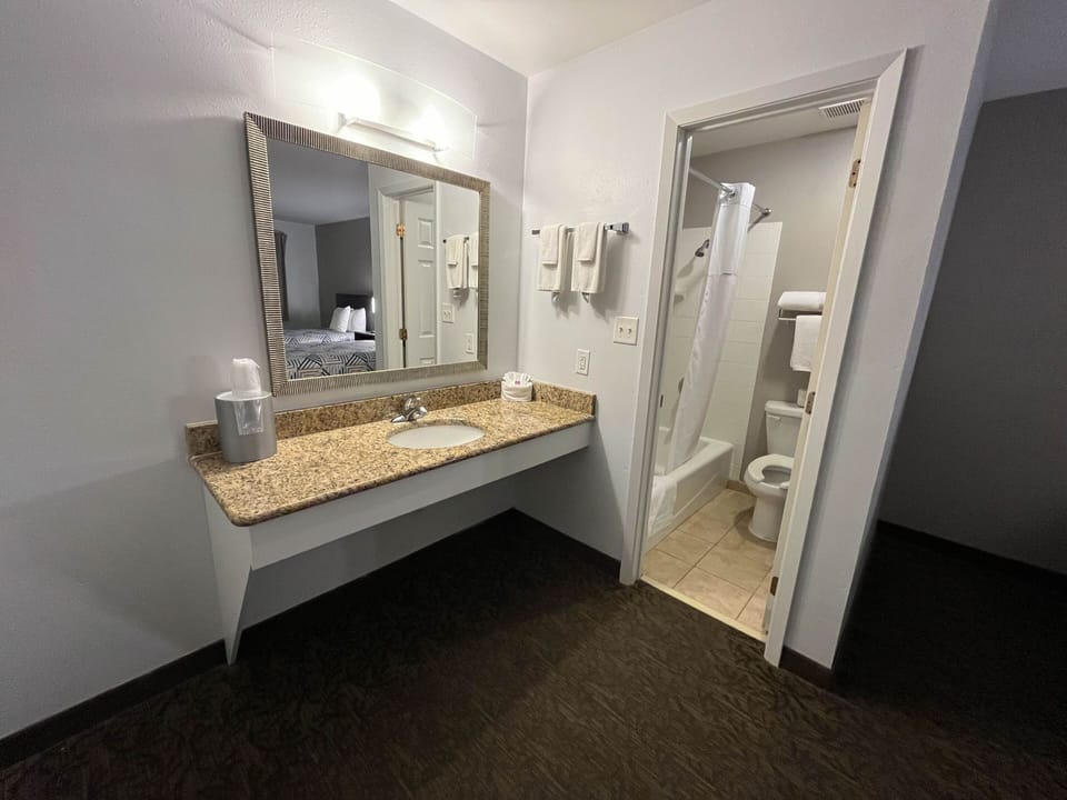 Combined shower/tub, free toiletries, hair dryer, towels